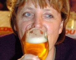 Merkel~mit~Bier.jpg